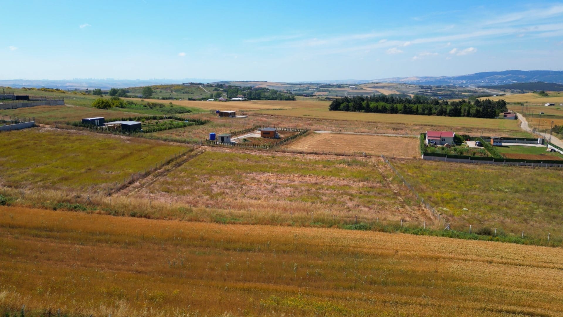 مساحة واسعة – مثالية لبناء أكواخ أو مزرعة الأحلام!